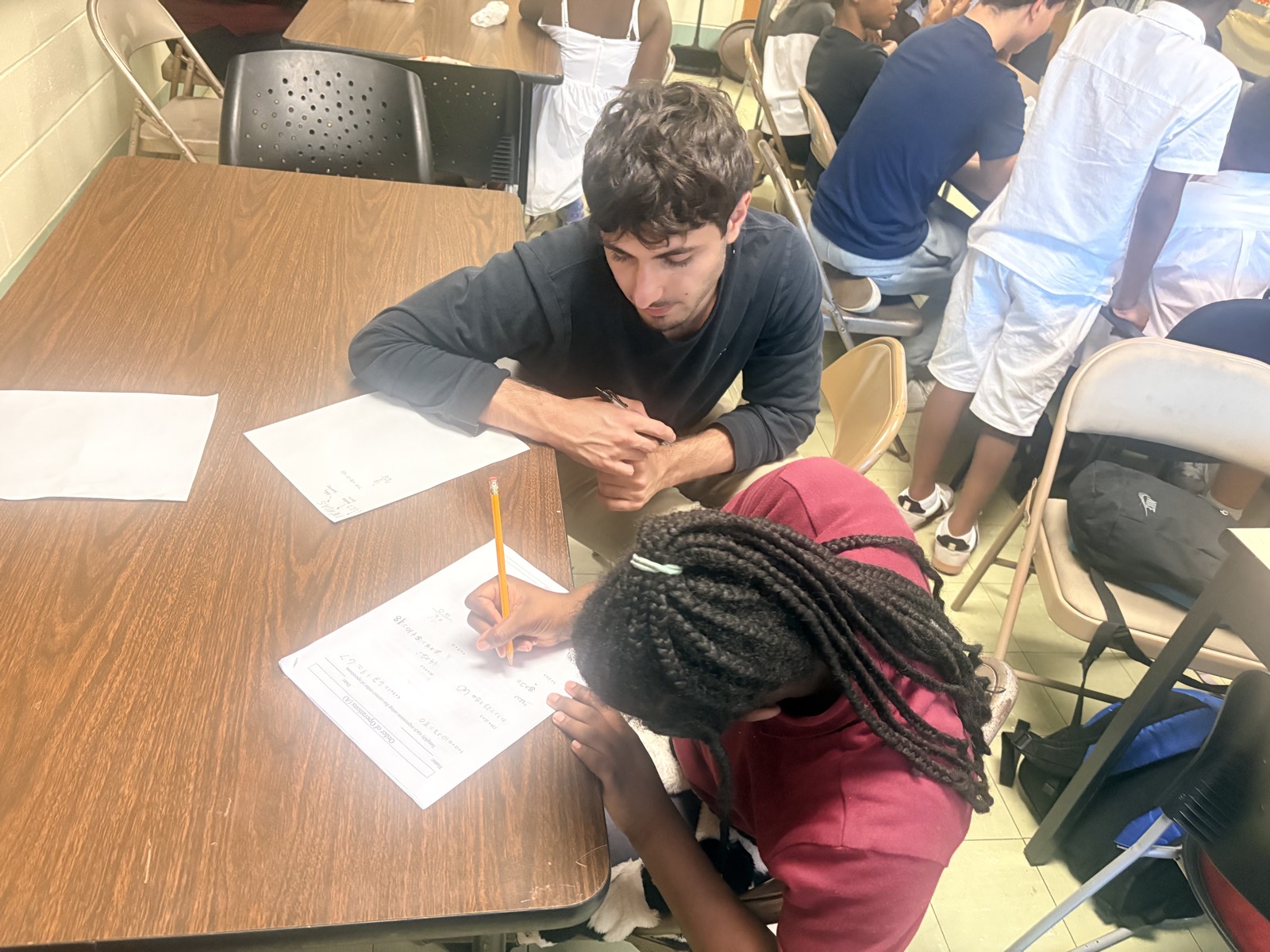 Teach It Forward tutors helping students during a session (photo 02)